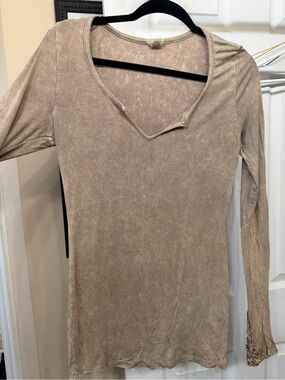 BKE Women's Long Sleeve Scoop V-Neck Top - Taupe Beige